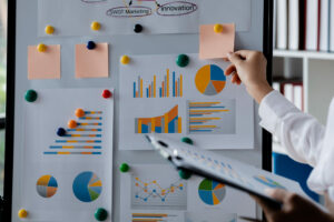 Hand bewegt Notiz auf Diagrammtafel